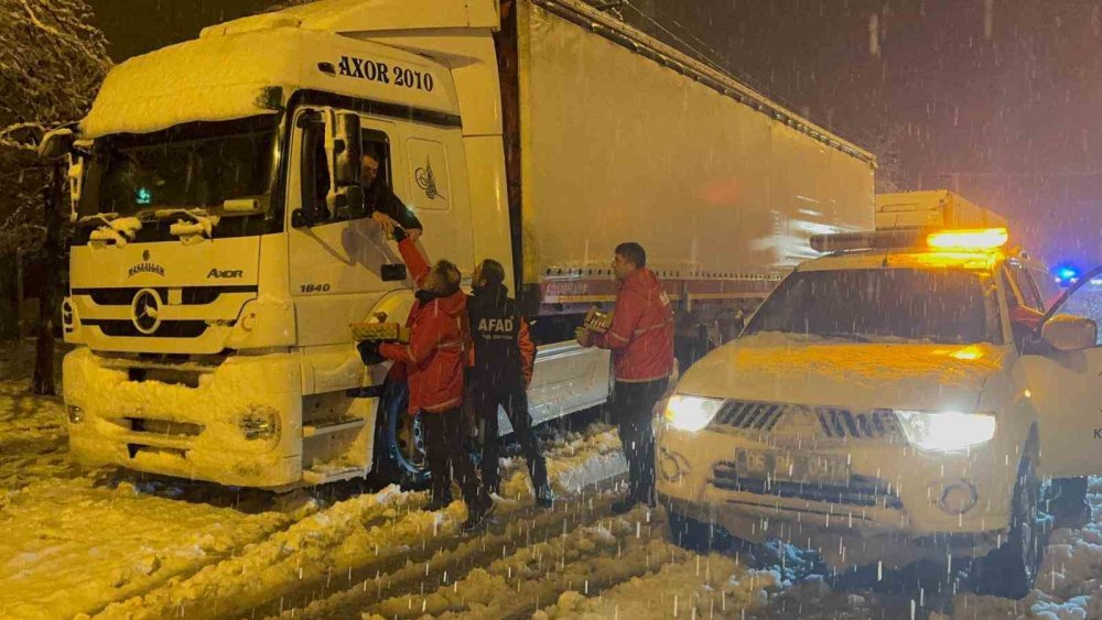 Muş-Bingöl Kara Yolunda Mahsur Kalan 40 Araçtaki Yaklaşık 80 Kişi Kurtarıldı