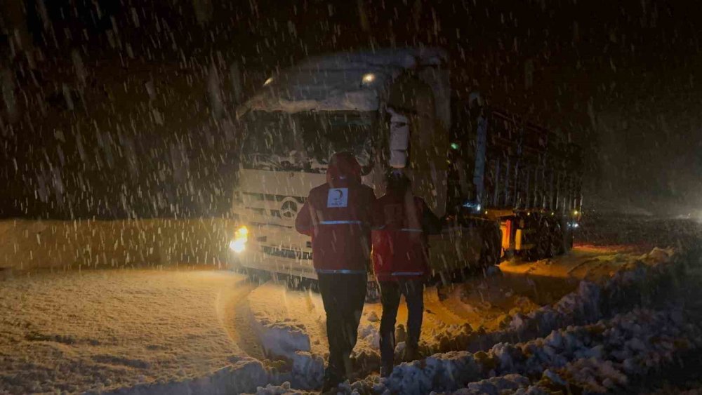 Muş-Bingöl Kara Yolunda Mahsur Kalan 40 Araçtaki Yaklaşık 80 Kişi Kurtarıldı