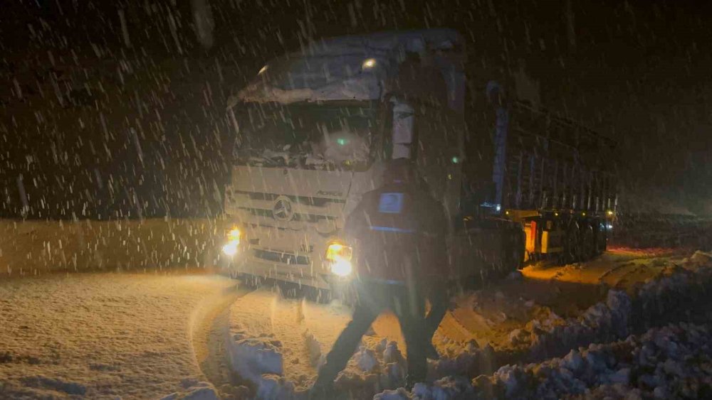 Muş-Bingöl Kara Yolunda Mahsur Kalan 40 Araçtaki Yaklaşık 80 Kişi Kurtarıldı
