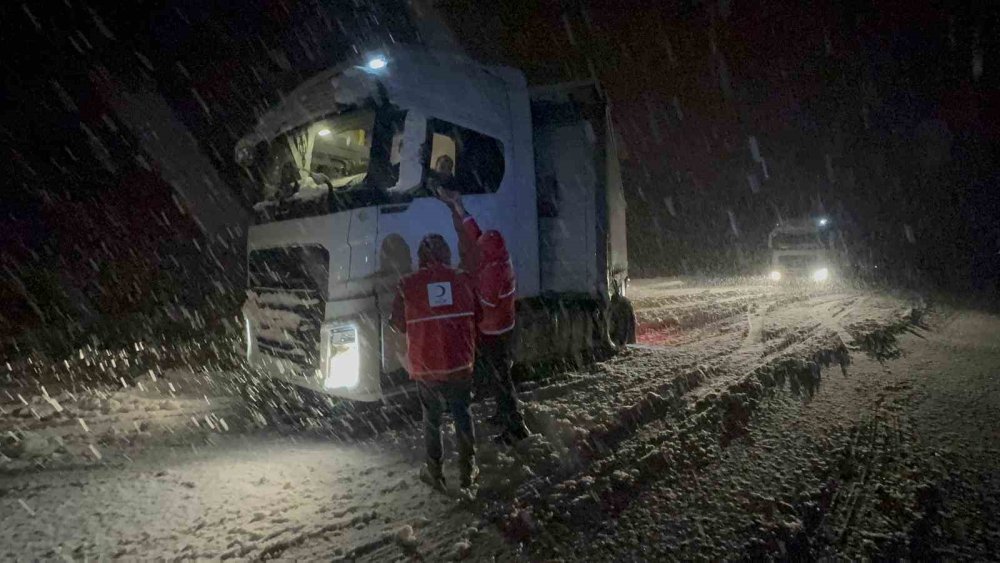 Muş-Bingöl Kara Yolunda Mahsur Kalan 40 Araçtaki Yaklaşık 80 Kişi Kurtarıldı