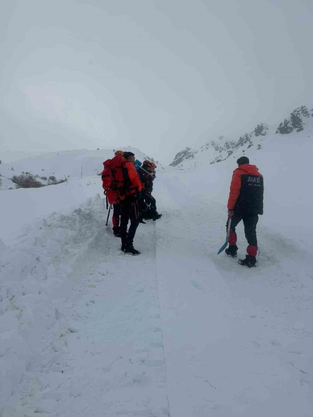 Ağrı’da Üzerine Çığ Düşen Araçtaki 4 Personel Kurtarıldı