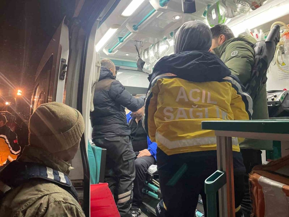 Ağrı’da Üzerine Çığ Düşen Araçtaki 4 Personel Kurtarıldı