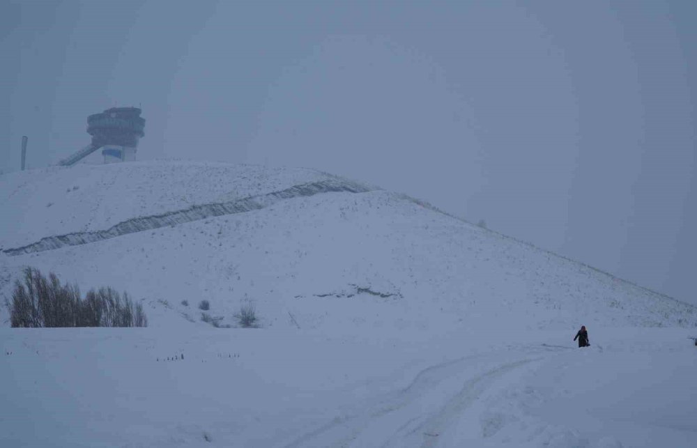 Erzurum’da 84 Köy Yolu Kardan Ulaşıma Kapandı
