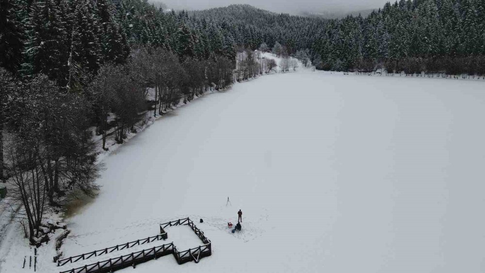 Karagöl Buz Tuttu.. Beyaz Örtü Altındaki Manzara Hayran Bıraktı