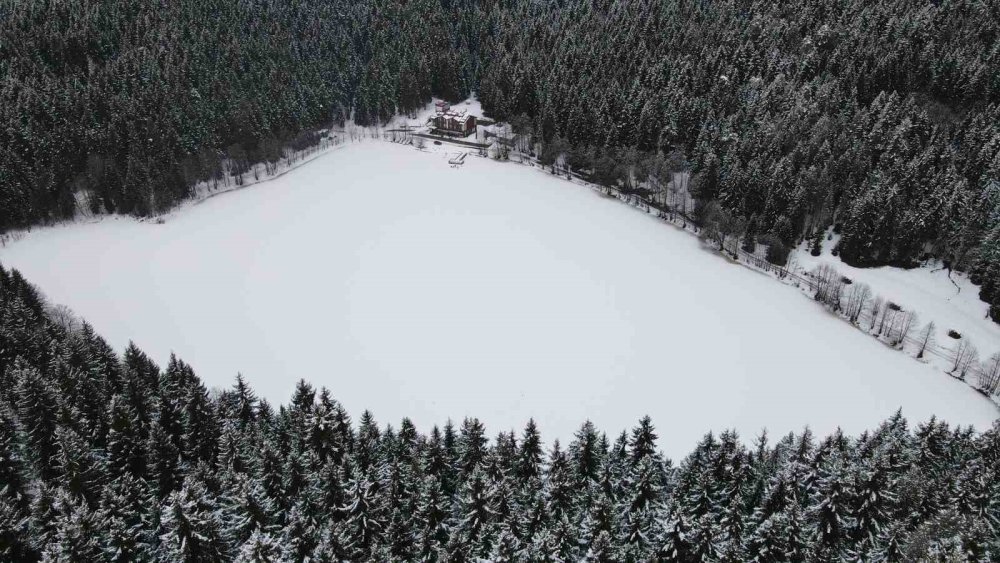 Karagöl Buz Tuttu.. Beyaz Örtü Altındaki Manzara Hayran Bıraktı