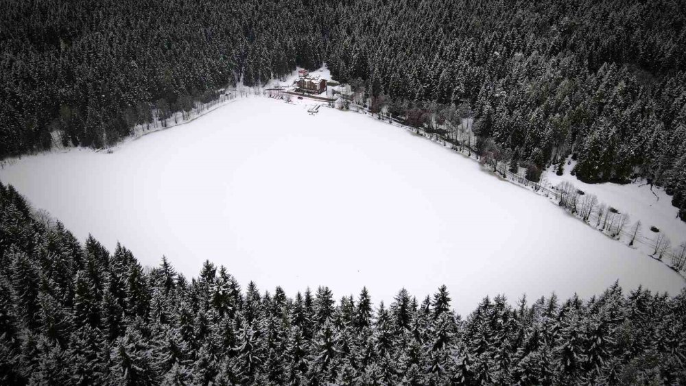 Karagöl Buz Tuttu.. Beyaz Örtü Altındaki Manzara Hayran Bıraktı