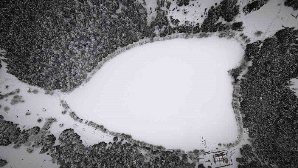 Karagöl Buz Tuttu.. Beyaz Örtü Altındaki Manzara Hayran Bıraktı