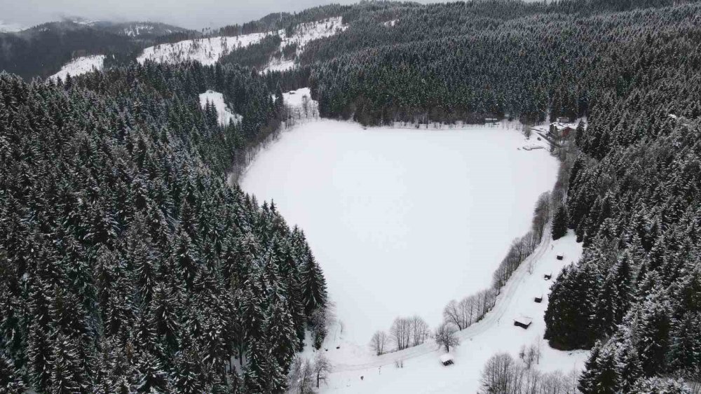 Karagöl Buz Tuttu.. Beyaz Örtü Altındaki Manzara Hayran Bıraktı