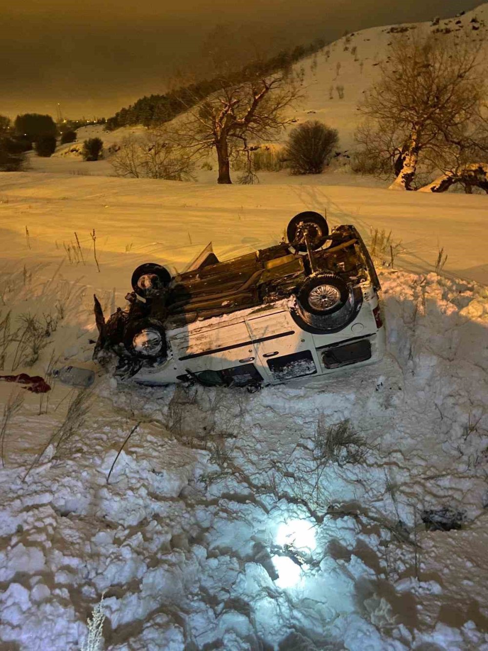 Kars’ta Buz Kazası.. Hafif Ticari Araç Takla Attı, 2 Yaralı!