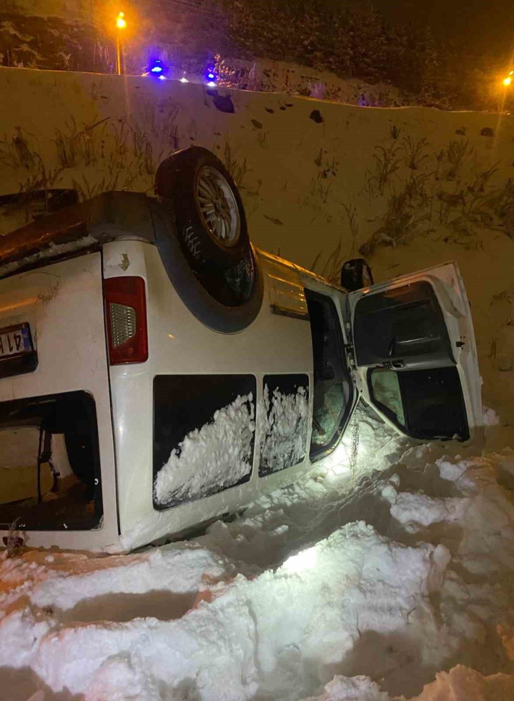 Kars’ta Buz Kazası.. Hafif Ticari Araç Takla Attı, 2 Yaralı!