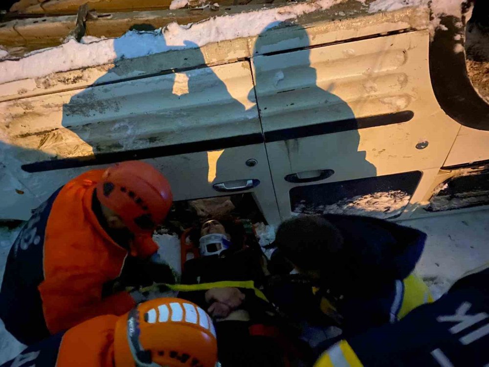 Kars’ta Buz Kazası.. Hafif Ticari Araç Takla Attı, 2 Yaralı!