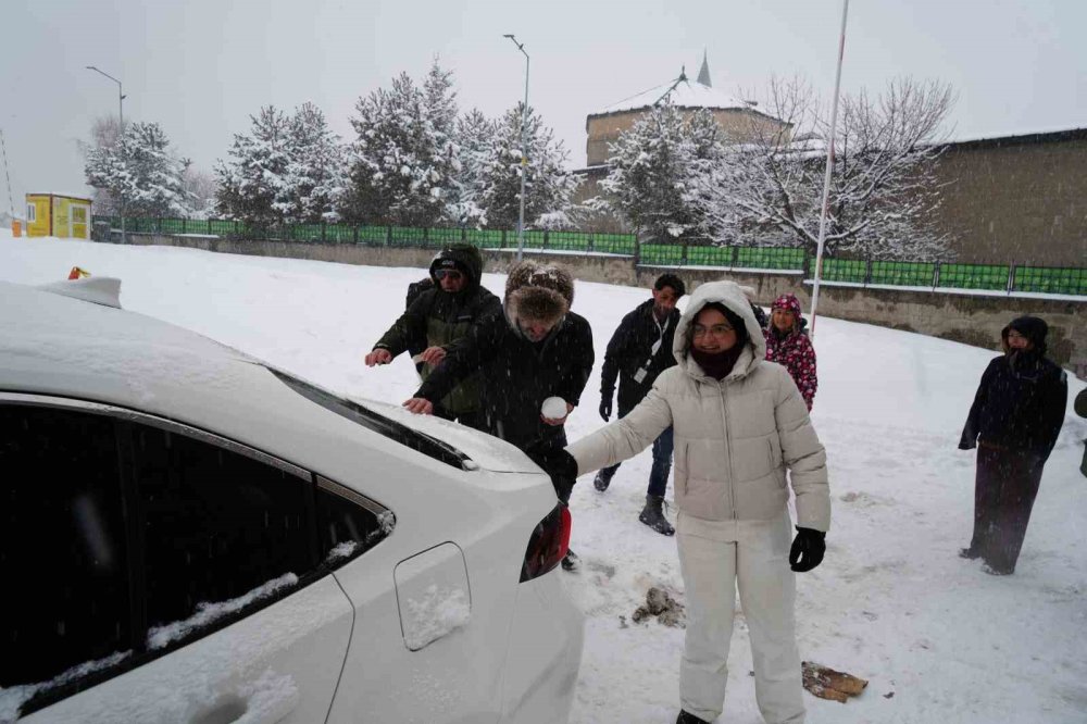 Belçikalı Turistler Erzurum’da Karda Gönüllerince Eğlendi