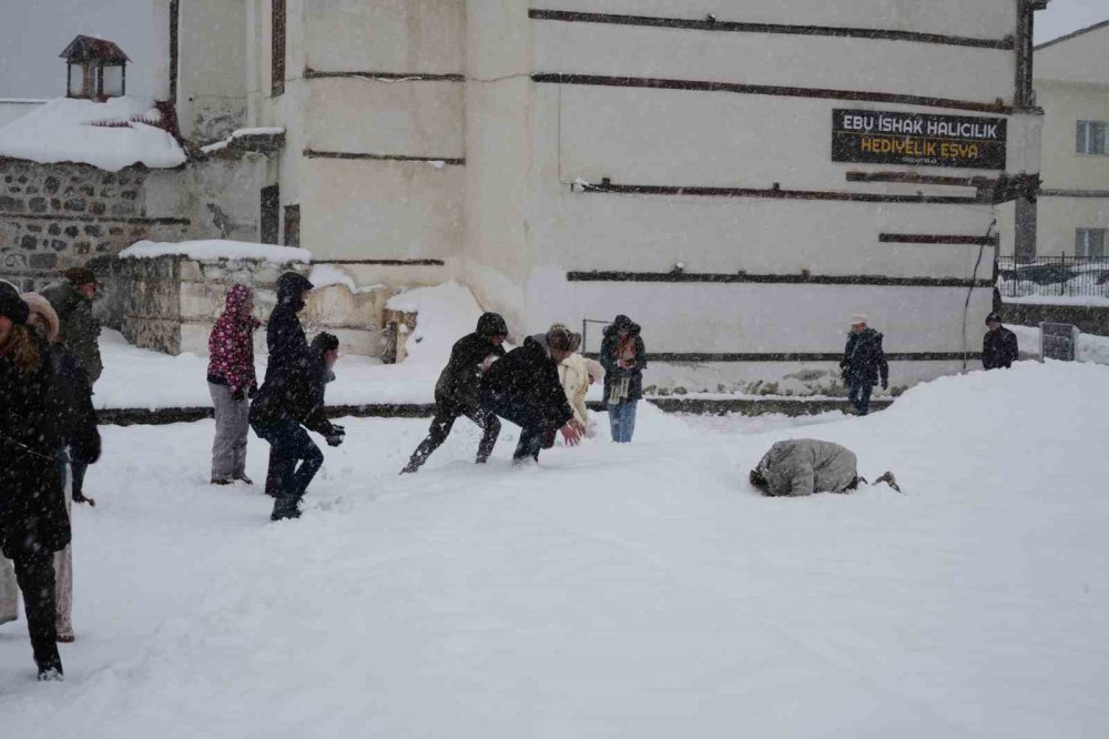 Belçikalı Turistler Erzurum’da Karda Gönüllerince Eğlendi