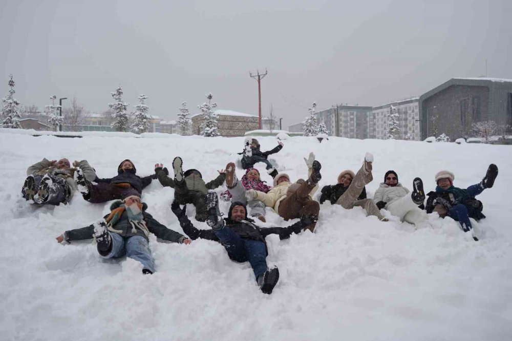 Belçikalı Turistler Erzurum’da Karda Gönüllerince Eğlendi