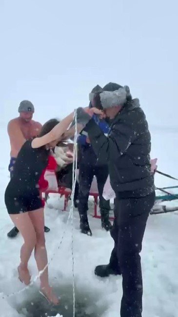 Buzları Kırıp Göle Girdi.. Çıldır’da Cesaret Gösterisi ve Suyun Altında Adrenalin!