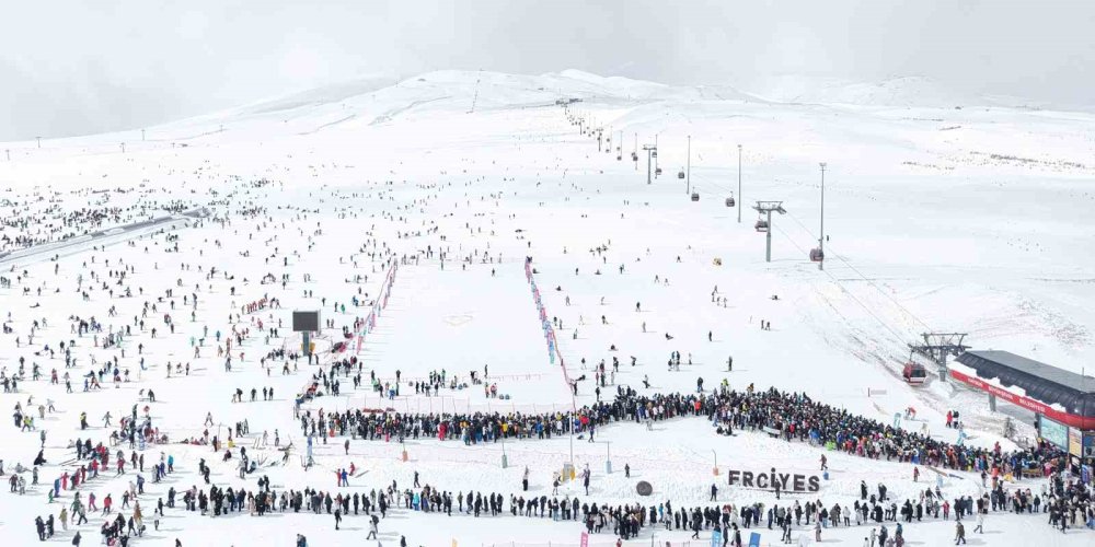 Erciyes’te Hafta Sonu Pistler Kayakçılarla Doldu