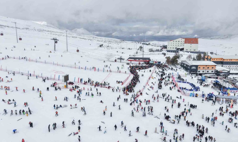 Erciyes’te Hafta Sonu Pistler Kayakçılarla Doldu