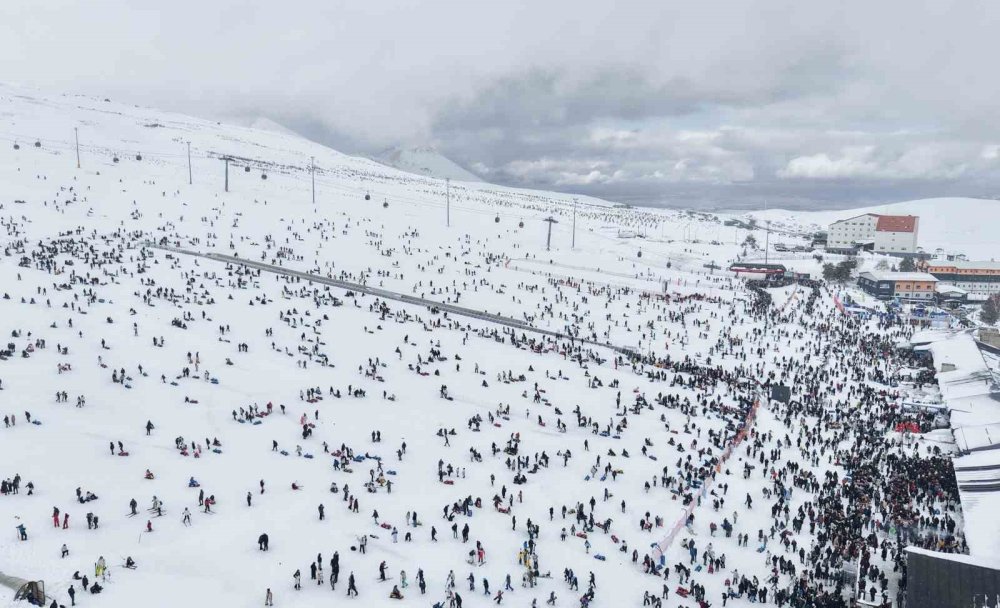 Erciyes’te Hafta Sonu Pistler Kayakçılarla Doldu