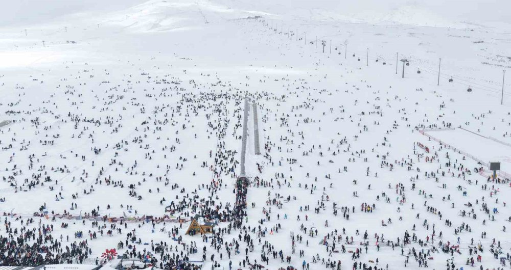 Erciyes’te Hafta Sonu Pistler Kayakçılarla Doldu