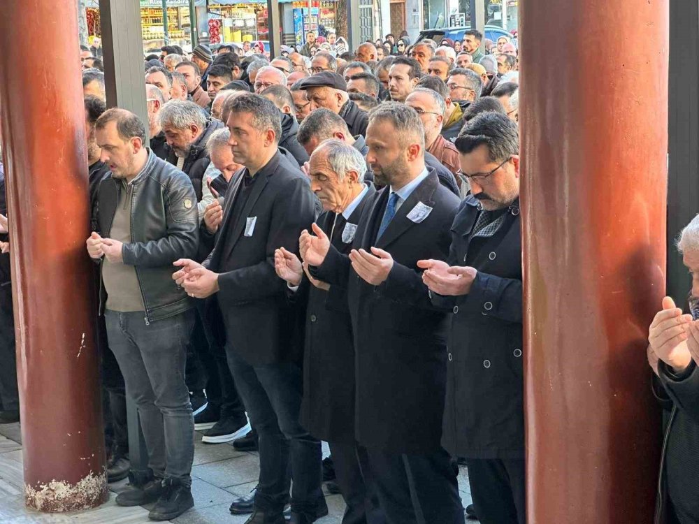 Rize’de 10. Kattan Düşerek Hayatını Kaybeden Akademisyen Son Yolculuğuna Uğurlandı