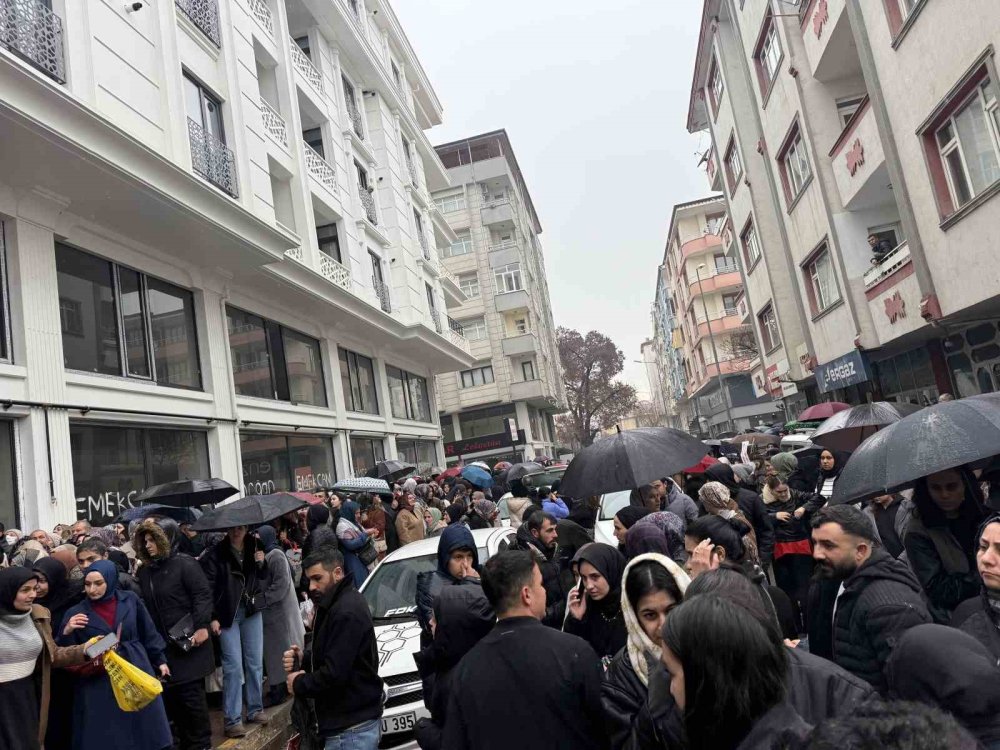 Ucuzluk Reklamları ve AVM Açılışı.. Kalabalık Kontrol Edilemedi, Açılış İptal!