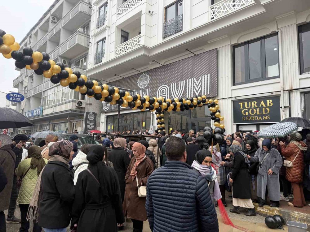 Ucuzluk Reklamları ve AVM Açılışı.. Kalabalık Kontrol Edilemedi, Açılış İptal!