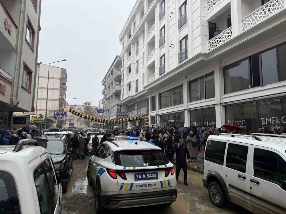 Ucuzluk Reklamları ve AVM Açılışı.. Kalabalık Kontrol Edilemedi, Açılış İptal!