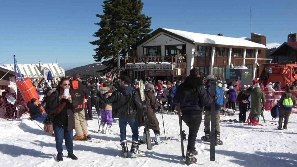 Uludağ’da Güneşli Hafta Sonu: Zirve Tatilcilerle Doldu