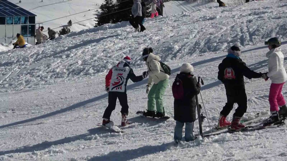 Uludağ’da Güneşli Hafta Sonu: Zirve Tatilcilerle Doldu
