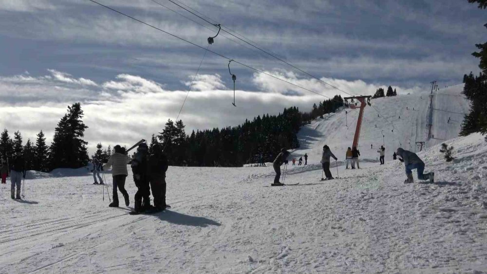 Uludağ’da Güneşli Hafta Sonu: Zirve Tatilcilerle Doldu
