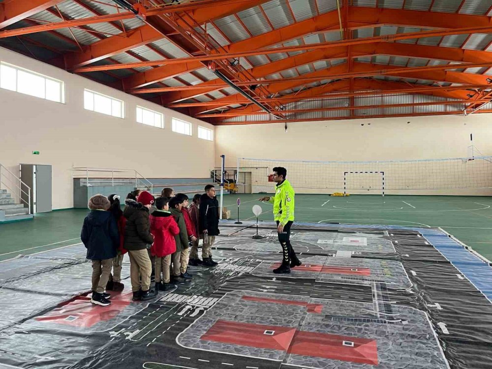 Arpaçay’da Öğrencilere Temel Trafik Eğitimi Verildi