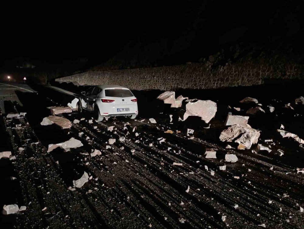 Gece Yarısı Heyelan.. Erzurum-İspir Yolu’nda Facianın Eşiğinden Dönüldü!