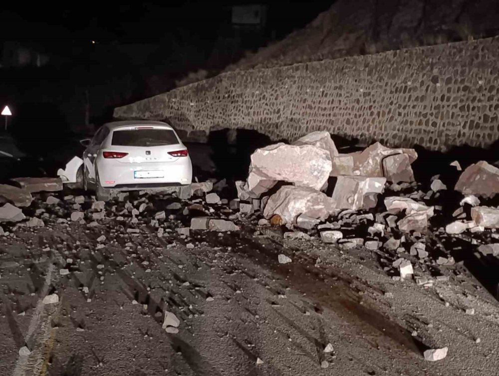 Gece Yarısı Heyelan.. Erzurum-İspir Yolu’nda Facianın Eşiğinden Dönüldü!