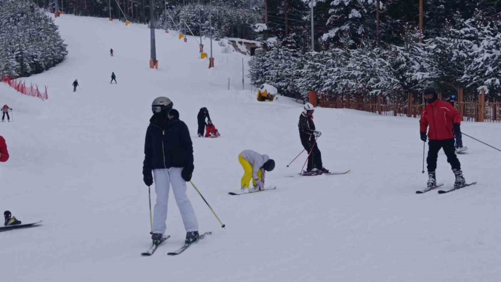 Sarıkamış’ta Pistler Dolup Taşıyor.. Kayak Heyecanı Sürüyor!