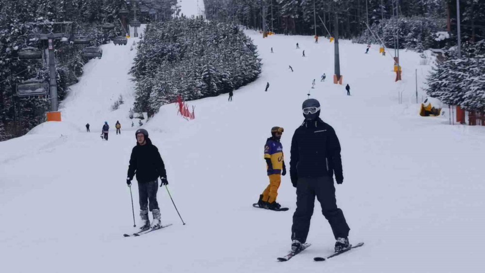 Sarıkamış’ta Pistler Dolup Taşıyor.. Kayak Heyecanı Sürüyor!