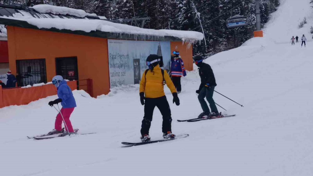 Sarıkamış’ta Pistler Dolup Taşıyor.. Kayak Heyecanı Sürüyor!