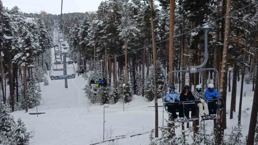 Sarıkamış’ta Pistler Dolup Taşıyor.. Kayak Heyecanı Sürüyor!