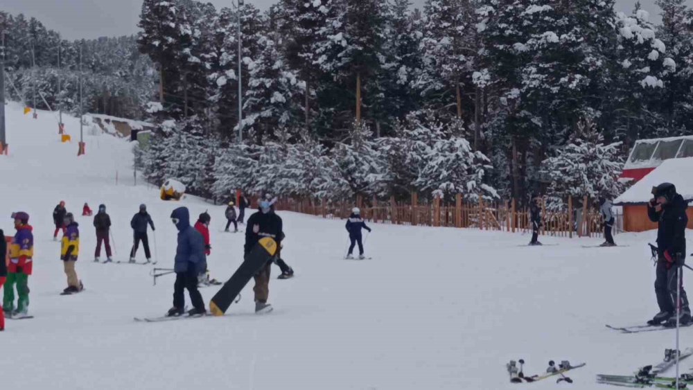 Sarıkamış’ta Pistler Dolup Taşıyor.. Kayak Heyecanı Sürüyor!