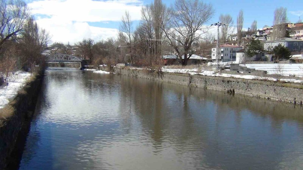 Kars Çayı’nda Erken Bahar.. Zemheri Beklenirken Buzlar Çözüldü!