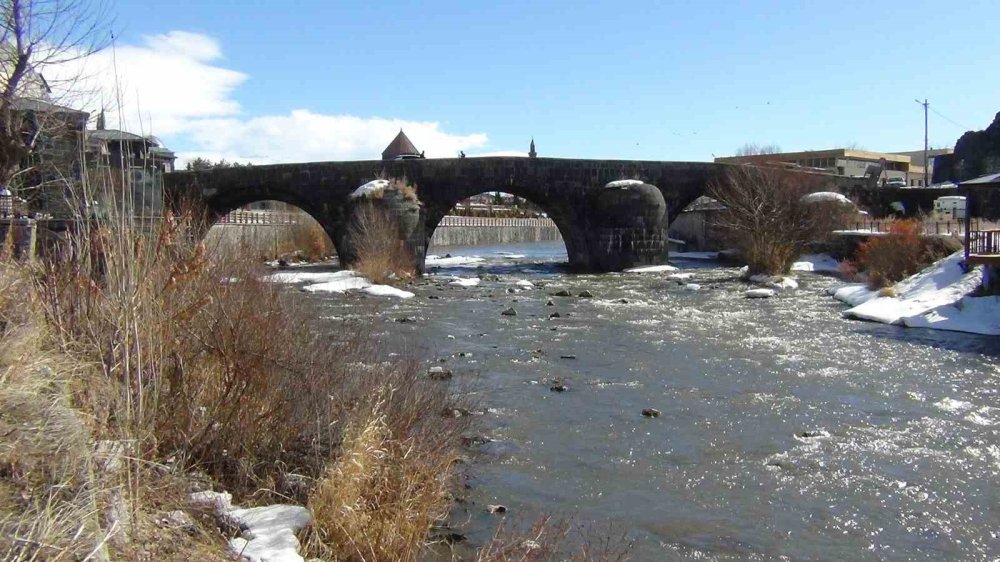 Kars Çayı’nda Erken Bahar.. Zemheri Beklenirken Buzlar Çözüldü!