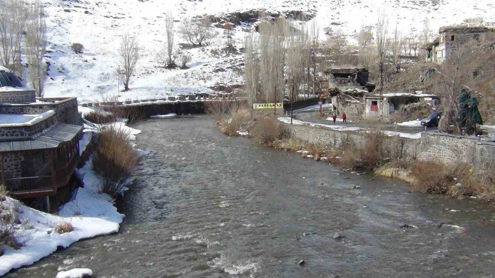 Kars Çayı’nda Erken Bahar.. Zemheri Beklenirken Buzlar Çözüldü!
