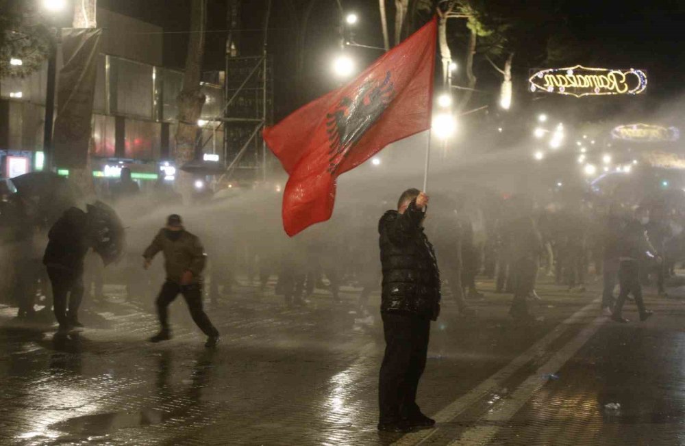 Arnavutluk’ta Hükümet Karşıtı Protestocular İle Polis Arasında Çatışma