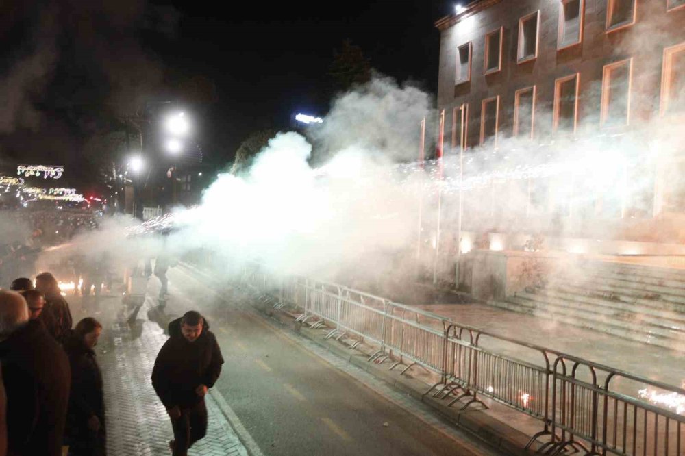Arnavutluk’ta Hükümet Karşıtı Protestocular İle Polis Arasında Çatışma
