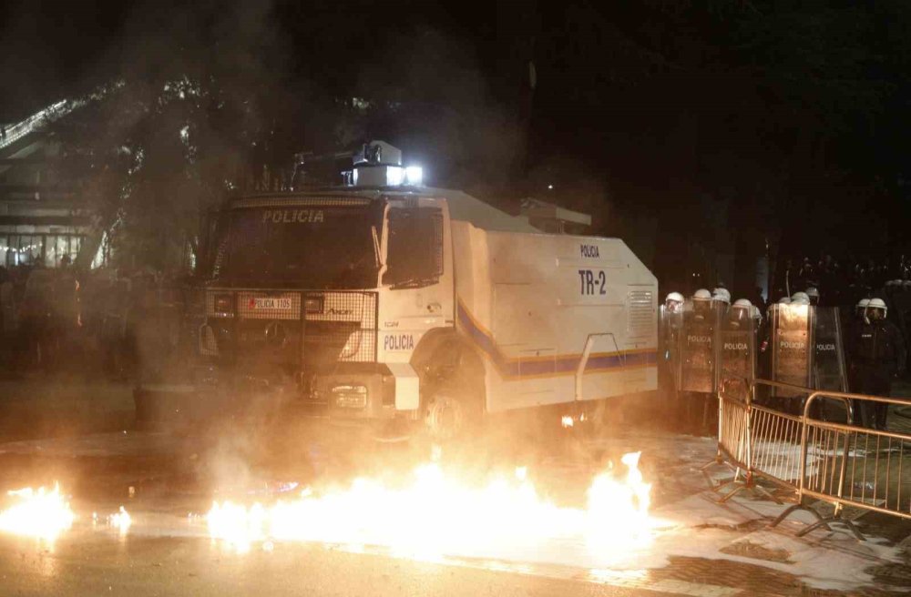 Arnavutluk’ta Hükümet Karşıtı Protestocular İle Polis Arasında Çatışma