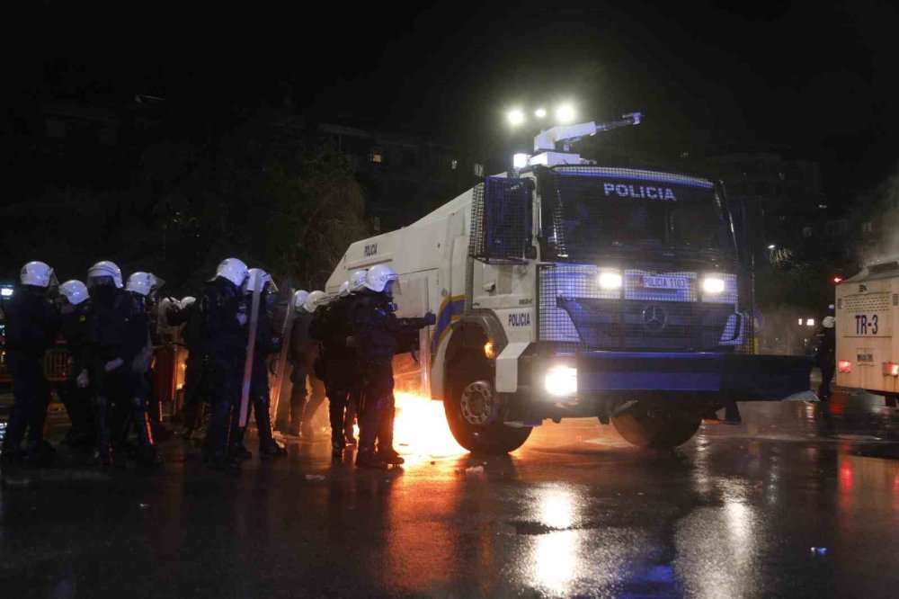 Arnavutluk’ta Hükümet Karşıtı Protestocular İle Polis Arasında Çatışma