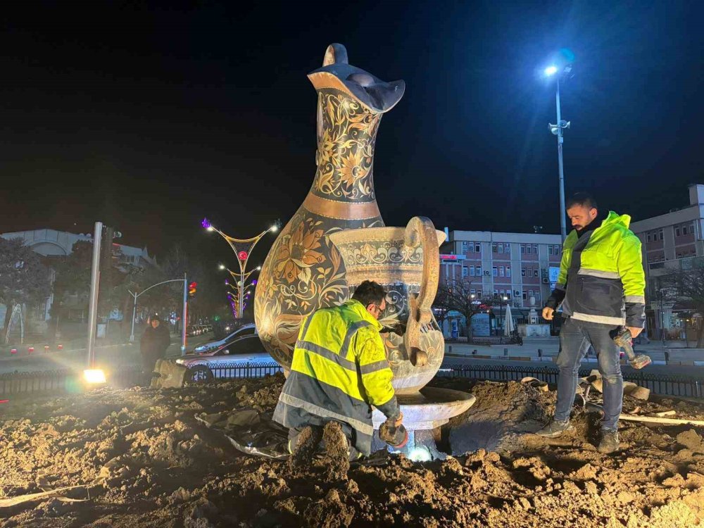 Bakır Sürahi Bakıma Alındı.. Erzincan'ın Simgesi Geçici Olarak Kaldırıldı!
