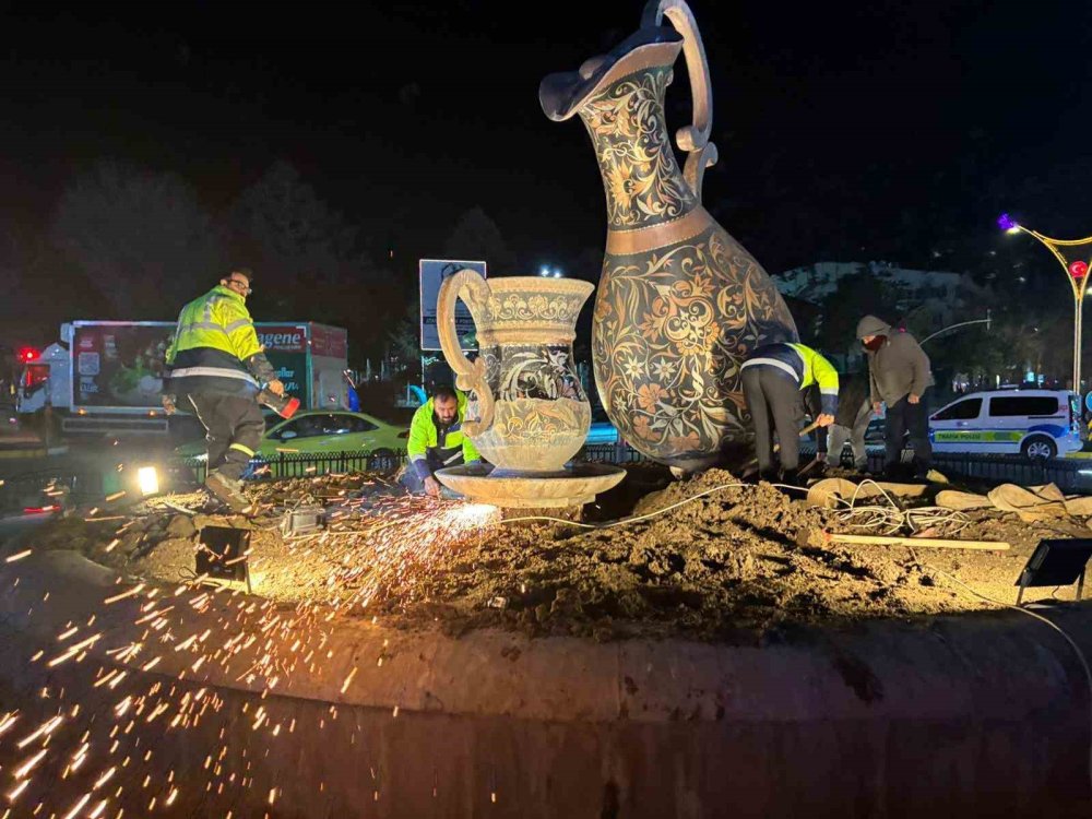 Bakır Sürahi Bakıma Alındı.. Erzincan'ın Simgesi Geçici Olarak Kaldırıldı!