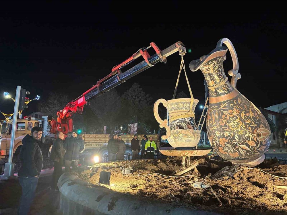 Bakır Sürahi Bakıma Alındı.. Erzincan'ın Simgesi Geçici Olarak Kaldırıldı!