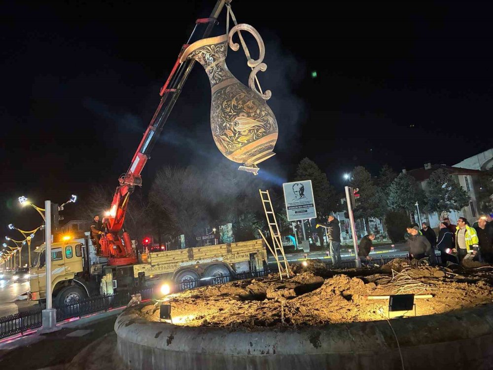 Bakır Sürahi Bakıma Alındı.. Erzincan'ın Simgesi Geçici Olarak Kaldırıldı!