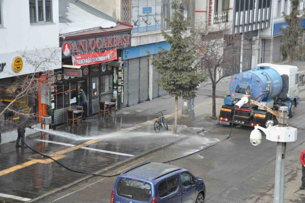 'Soğuk Hava'da Solüsyonla Kaldırım Yıkama.. Kars'ta Temizlik Çalışması Tepki Çekti!